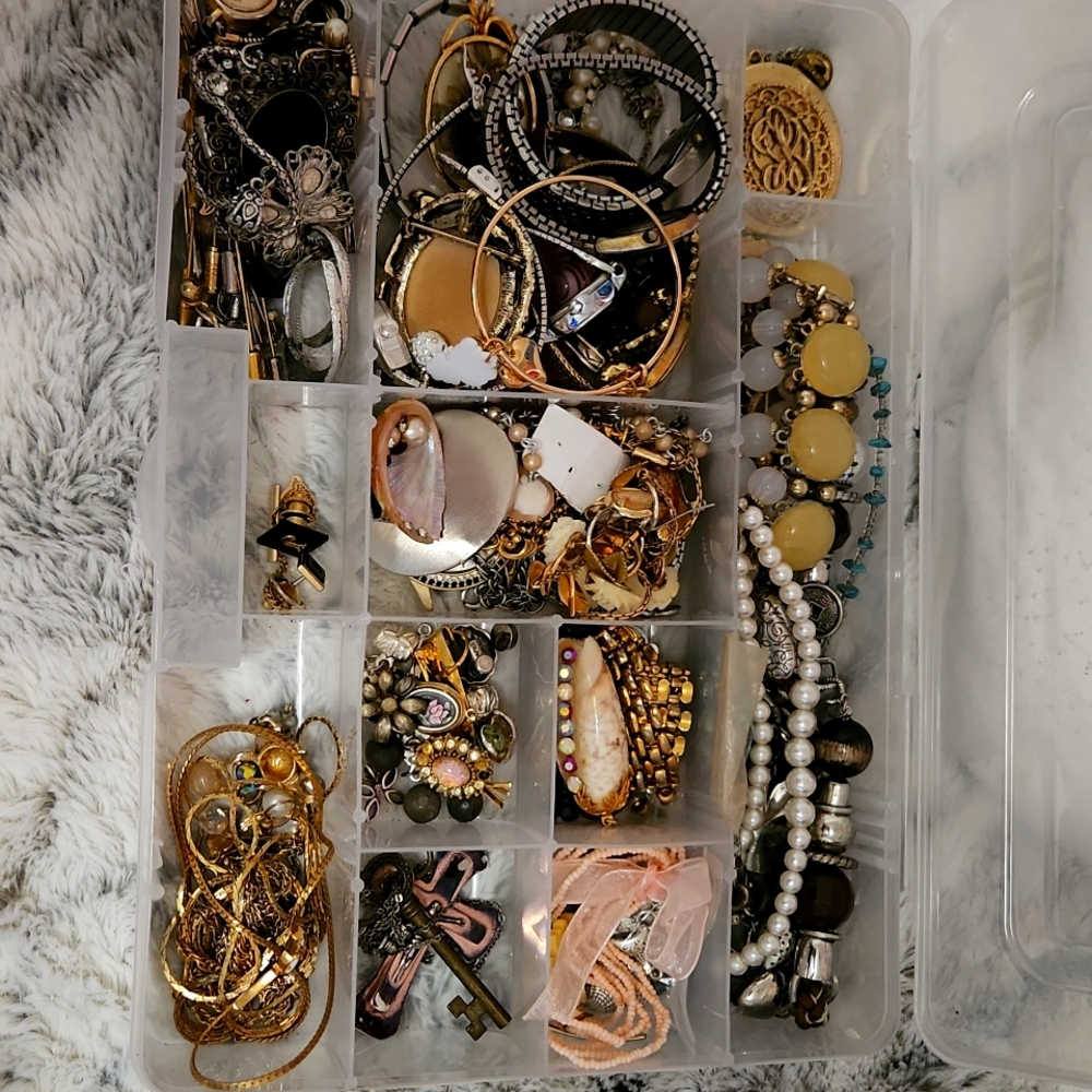 Brooches, watches, necklaces, rings, pendants...... 25lbs of Antique/Vin Jewlery